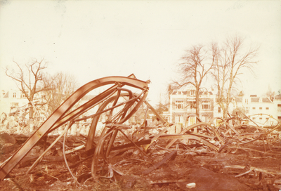 605961 Gezicht op de restanten van de afgebrande concertzaal Tivoli op het Lepelenburg te Utrecht, met op de ...